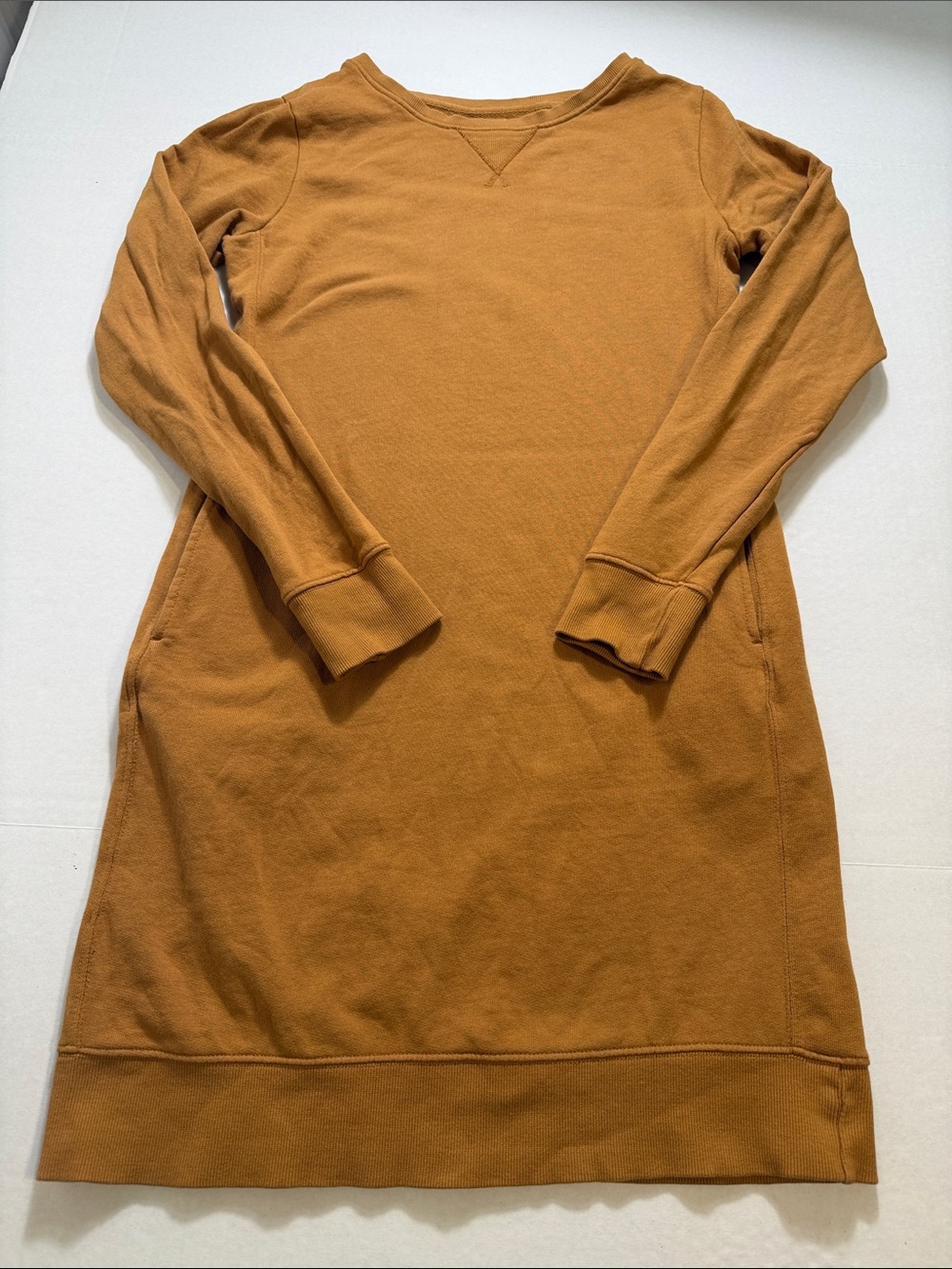 Pact long-sleeve sweatshirt dress featuring side pockets and ribbed cuffs